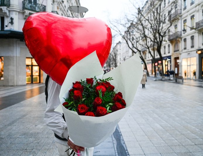 10 Stunning Flower Delivery Gifts To Surprise Your Valentine