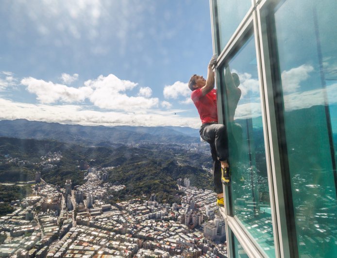 Khloe Kardashian Was All of Us Watching 'Skyscraper Live' Free-Climb Special