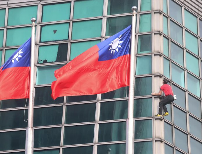 Climber Alex Honnold free solos Taipei 101 skyscraper