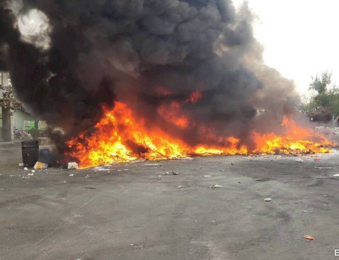 垃圾車一壓就燒起！鋰電池未分類直接丟　驚悚起火畫面曝