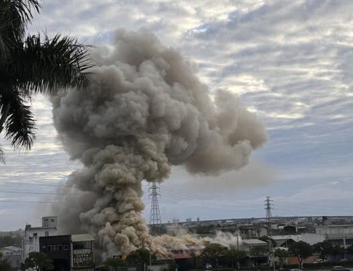 還沒開門就起火！宜蘭冬山汽修廠濃煙駭人　消防破門灌救