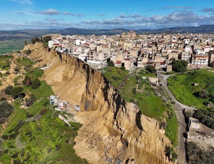 意大利西西里岛山体滑坡 地面裂4公里千人疏散