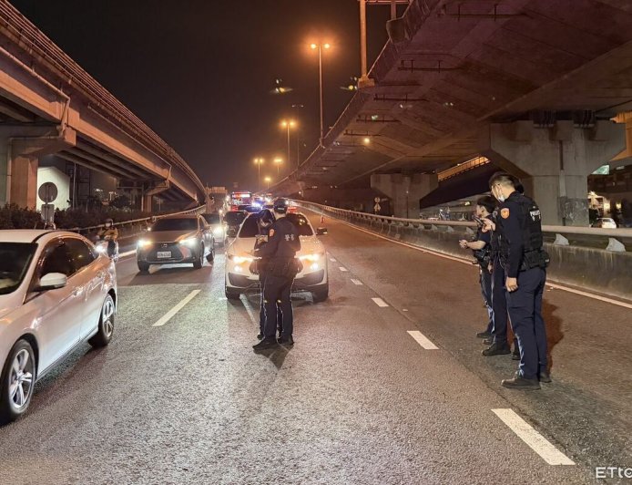 高雄「可疑男駕駛」落跑被逮：被攔怕了　警開15槍攔捕