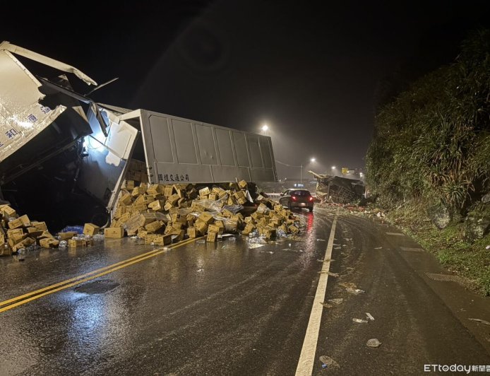 快訊／新北2聯結車擦撞翻覆　青菜礦泉水噴滿地