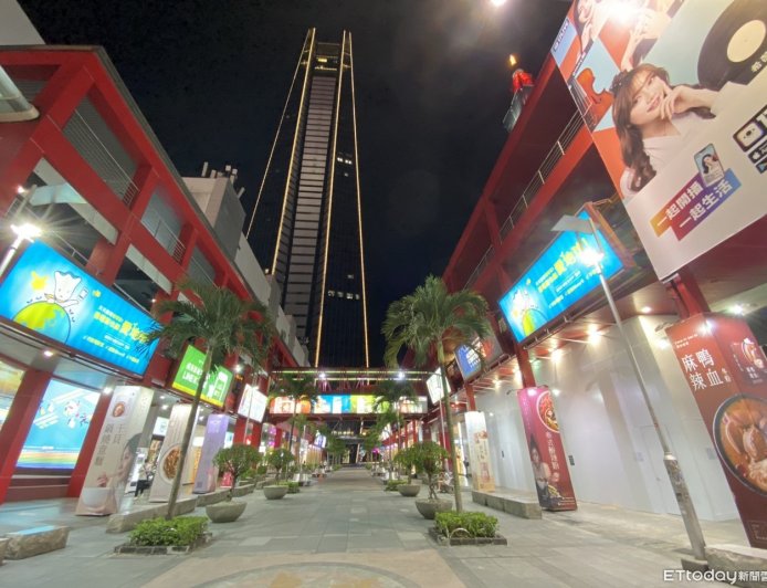 27歲男跟大22歲長髮姐姐空橋「半裸咬咬」　信義威秀激戰下場GG