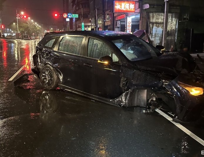 基隆男「內側打滑噴外側」！連撞3偵防車　車輪噴飛路中慘況曝光