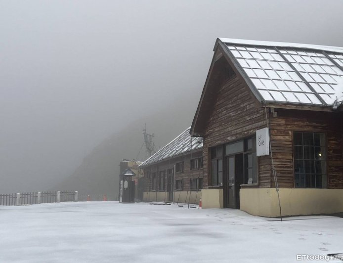 合歡山下雪啦！凌晨降「冰霰飄夾雪花」　積雪1.5cm現場畫面曝光