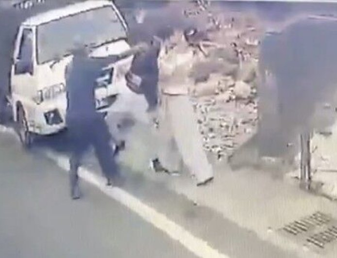 倒垃圾打起來！彰化男突襲鄰居遭飛踢　清潔隊員淡定作業