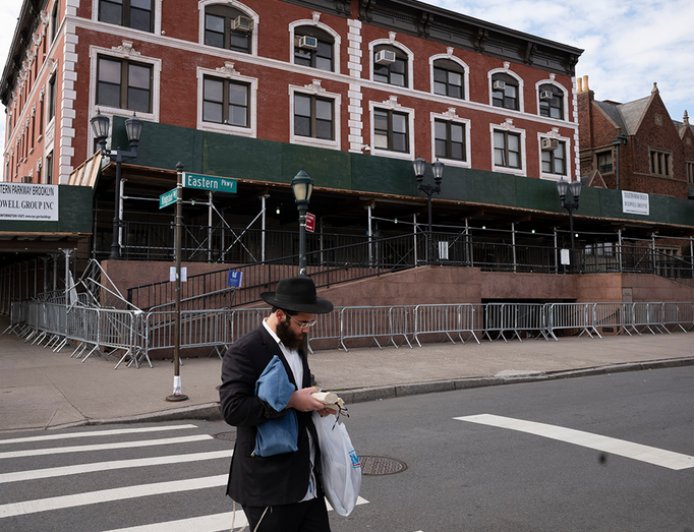 Driver rams car repeatedly into doors of NYC Jewish site, suspect detained