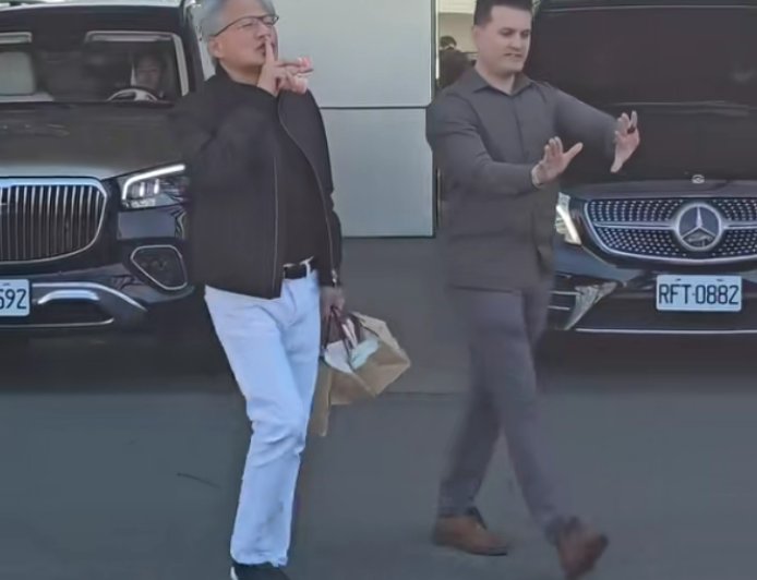 黄仁勋现身台湾：下飞机给媒体发养乐多和三明治