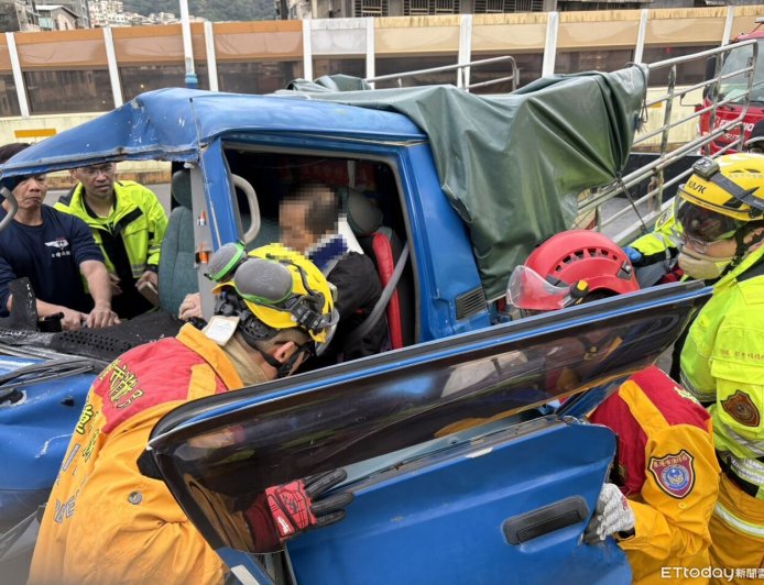 快訊／國1接基隆東岸高架3車連環撞　駕駛受困畫面曝…消防急救人