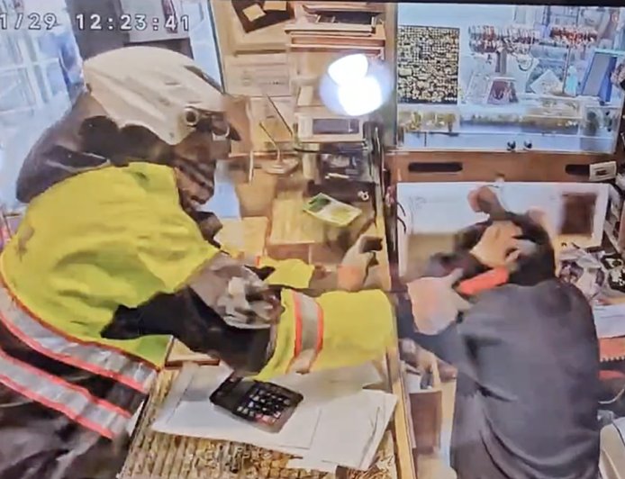 2天前才防搶演練...歹徒穿警察雨衣攻擊銀樓老闆娘！沒搶就跑了