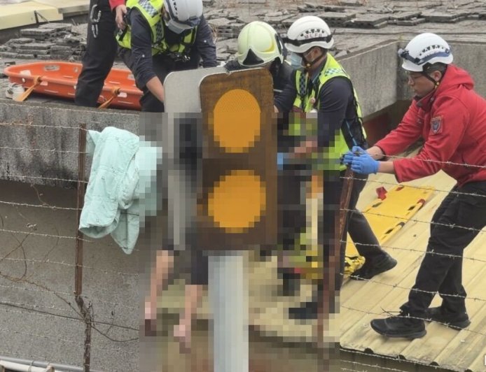 3男大生寒假約吃飯！他騎車領路「2同學不見了」　接電話才知已雙亡