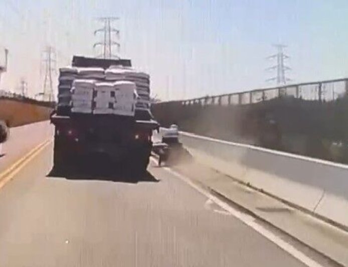 騎士離奇爆頭畫面曝！水溝蓋超車失控倒地　慘遭大貨車後輪輾斃