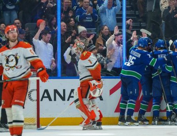 NOTEBOOK: Ducks drop divisional downer to Canucks, Terry rejoins team, Panarin rumor mill