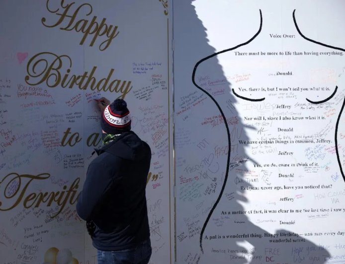 美司法部公布爱泼斯坦最后一批档案 特朗普姓名出现数百次