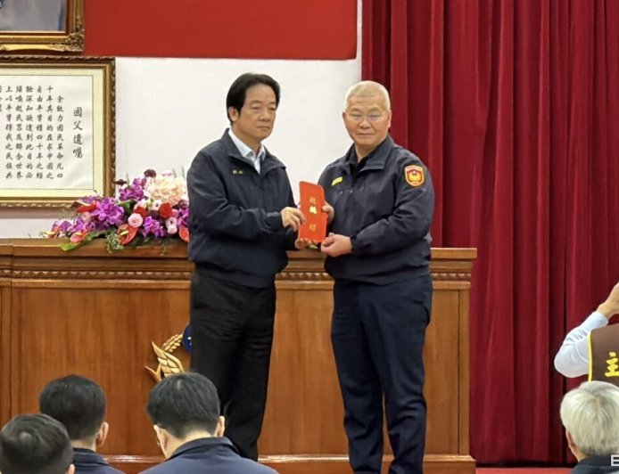 總統賴清德出席2026年首次署務會報　致贈各警察局年節加菜金