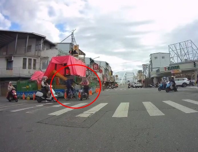 阿嬤超強！闖紅燈撞腳踏車「神奇平衡」沒摔車　催油門跑了