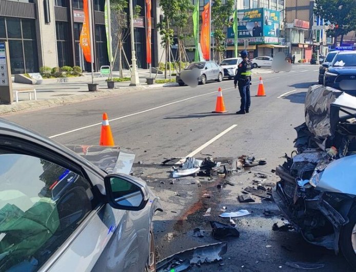 駕駛不適釀禍！自小客衝對向「連撞2車」零件噴滿地　車頭爛毀