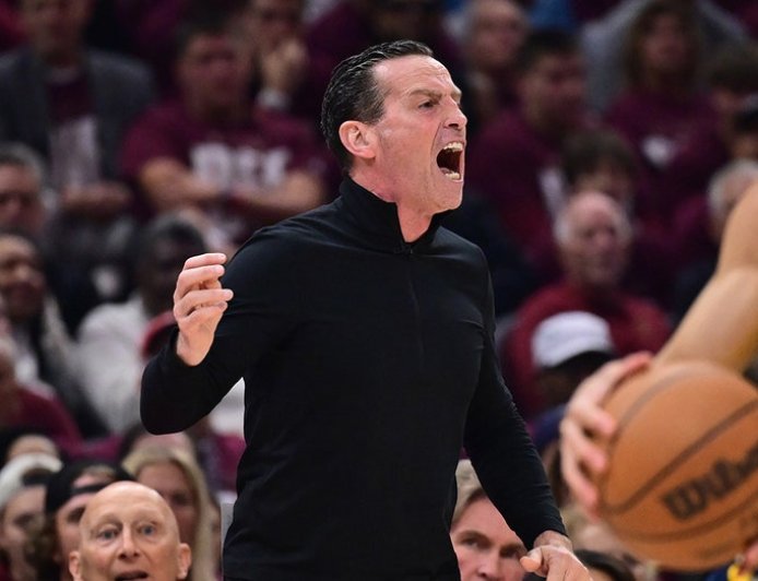 Cavaliers coach Kenny Atkinson fined for 'berating' and 'making contact' with an official