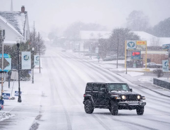 美国南部地区遭暴风雪袭击