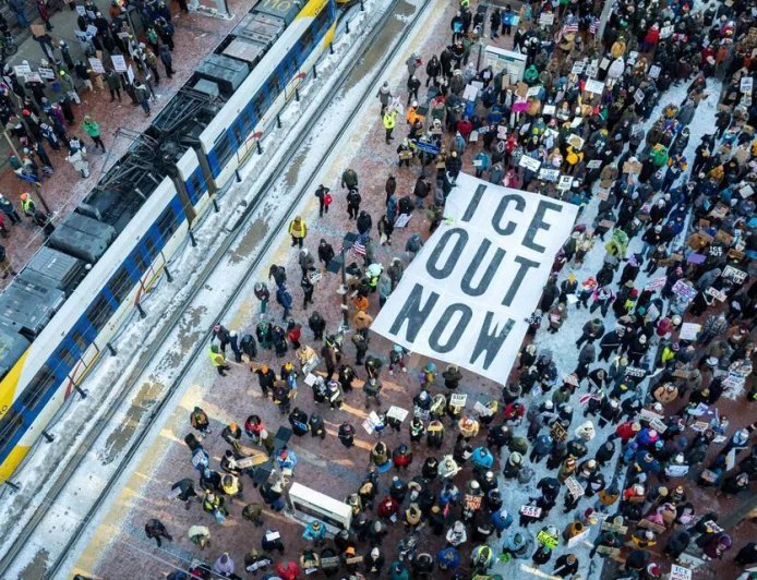 抗议暴力移民执法 全美至少300城参加