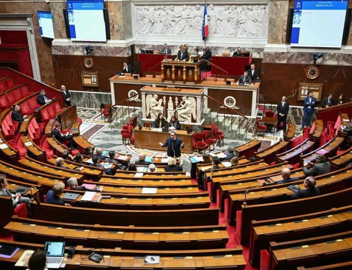 法国总理再过关 财政预算获通过