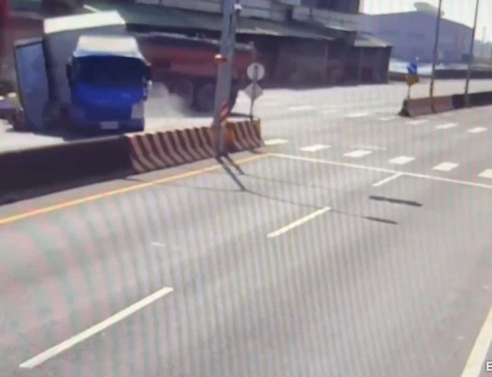 驚悚瞬間曝光！嘉義小貨車迴轉…聯結車迎頭撞上「衝進早午餐店」