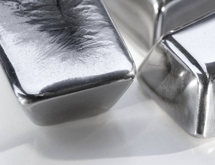 “网红基”国投瑞银白银LOF连续三跌停，此前因估值调整净值跌31.5%