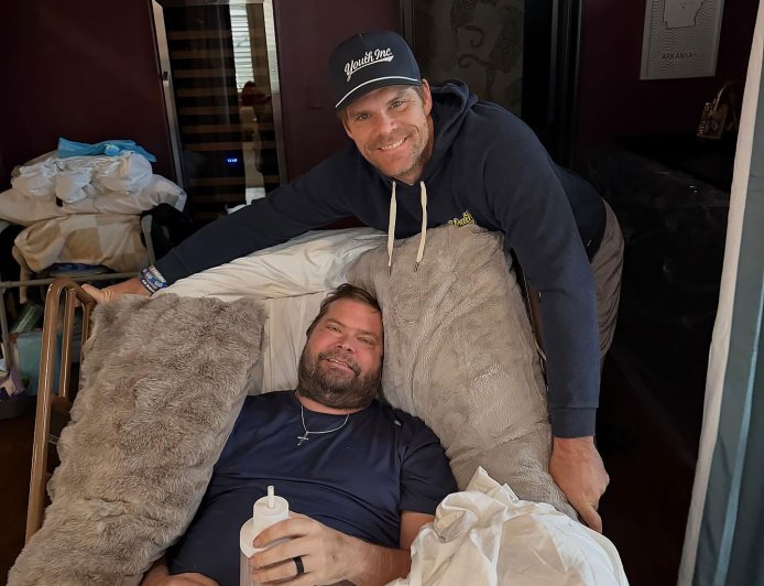 NFL's Greg Olsen Announces Death of His Brother Chris at 42 in Emotional Post