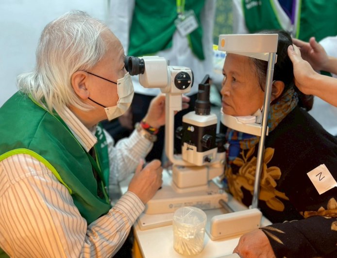 「捨不得花8、9千配眼鏡...」防盲基金會攜手高醫五度前進那瑪夏義診　縮短醫療偏鄉差距