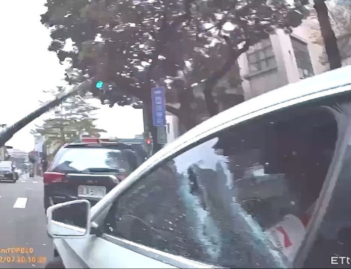 通緝才1天就被攔！賓士男拒檢「倒退撞機車」跑了　警全面追緝