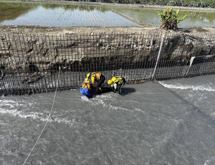 78歲阿公跌落八堡圳！消防急關匣門救人　半小時拉起仍不治