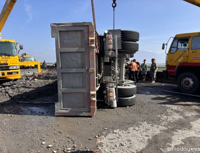 國3長治路段聯結車翻覆「砂石噴滿地」　側翻躺路中狂塞3小時