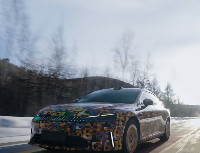 smart 精灵#6 EHD 超级电混冬测谍照公布：奔驰全球原创设计，掀背造型