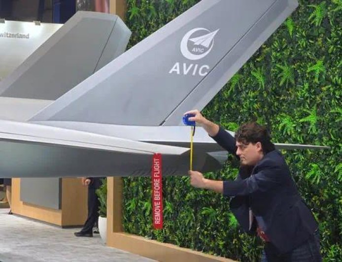 离谱！新加坡航展美军工大佬用皮尺测歼-35A，玩抽象还是真泄密？