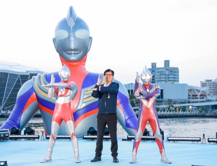 超人力霸王帥氣降臨　陳其邁攜手城市超人一同進場 「高雄冬日遊樂園」熱鬧開園