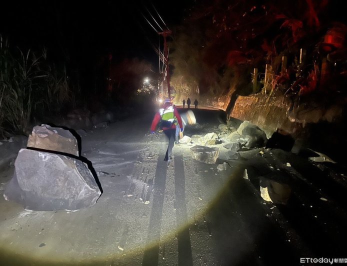 苗栗泰安象鼻山區落石砸車！「A柱硬扛」救命　2移工逃過死劫