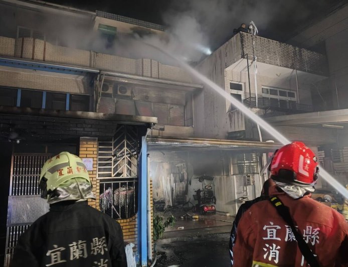 快訊／宜蘭民宅晚間失火！火場救出1男已無呼吸心跳　1人仍受困