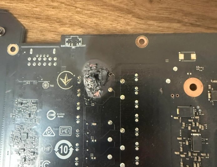 RTX4080 Super短路：严重到PCB都被烧穿 堪称最惨烈