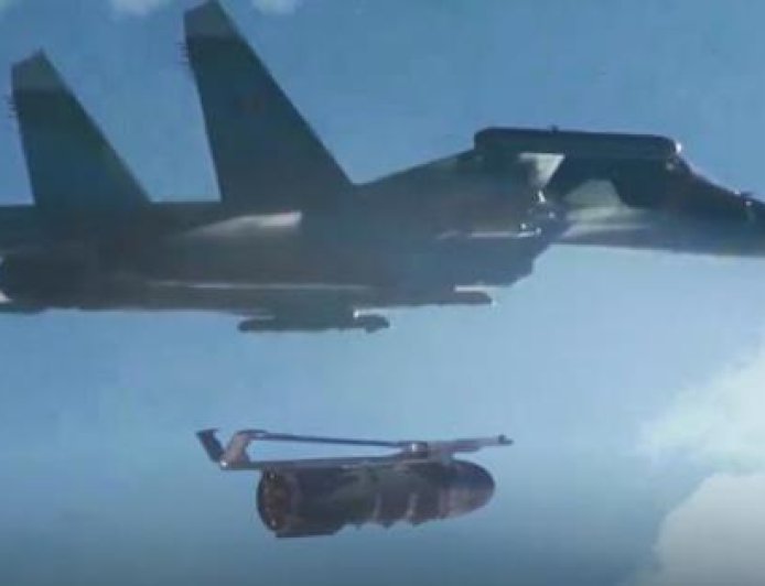 3000公斤炸弹砸中大坝，俄军冰封康斯坦丁，乌军原地投降升旗白旗