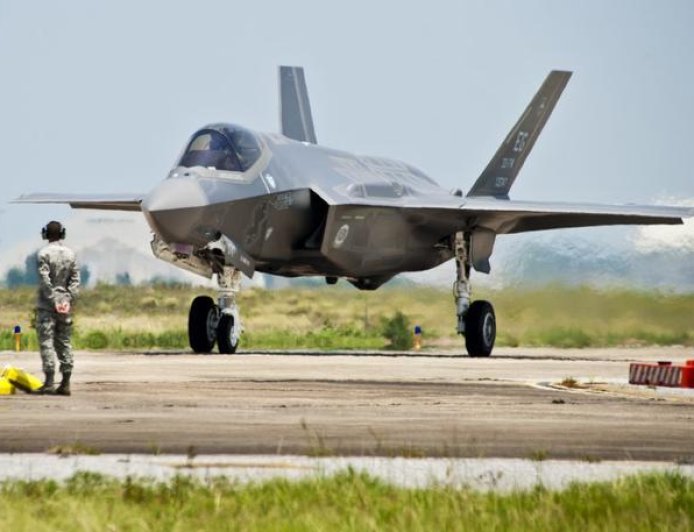 雷达太强造不出？美国全新F-35仓库吃灰半年，只能拿哑铃配重？