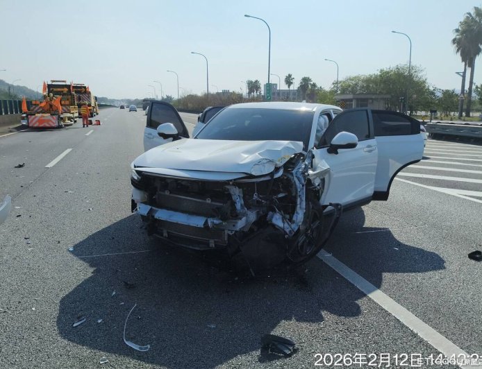 國3名間段轎車衝撞緩撞車！保險桿剝落「車頭禿了」　1傷送醫