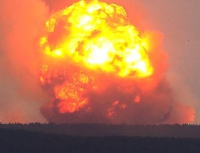 乌军打击俄最大军火库，殉爆从凌晨持续到中午，当地居民连夜逃离