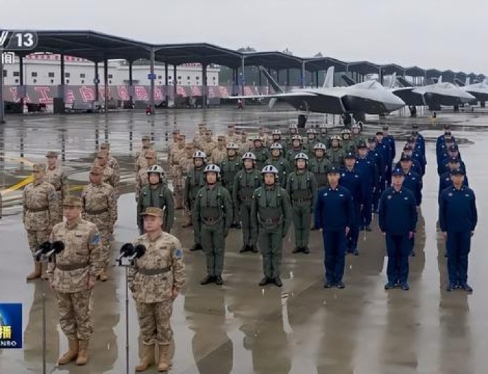 我人傻了！10架歼-20A一字排开，啥时候“偷摸摸服役了”这么多？