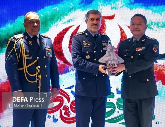 歼-20现身伊朗活动现场！中方送出歼-20模型的背后意味什么？