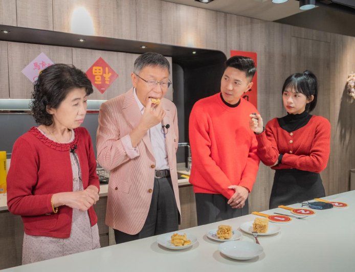 柯文哲與陳佩琪做最愛吃的沙琪瑪　阿北喊：奇怪的味道