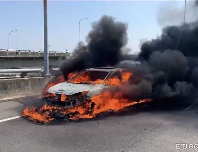 除夕火燒車！彰化台76線小客車全面燃燒　全毀慘剩骨架畫面曝