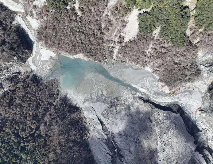 最新畫面曝！馬太鞍溪堰塞湖水量僅為溢流前0.02%　8勇士駐守監控