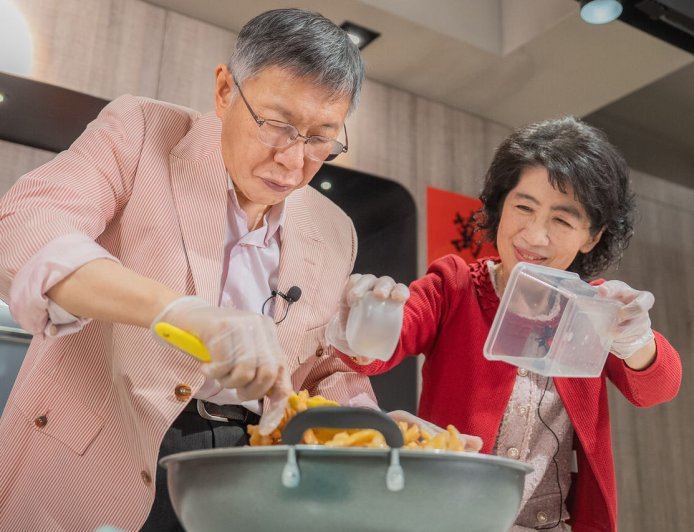 甜蜜除夕！柯文哲親做沙琪瑪　陳佩琪爆：小草送的都被我吃掉